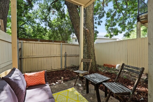 Foto del edificio - 6646 E Lovers Ln