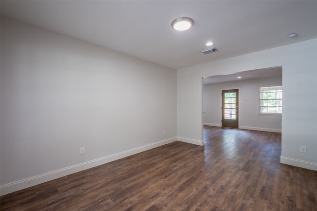 Building Photo - 3515 Lake Ridge Bend