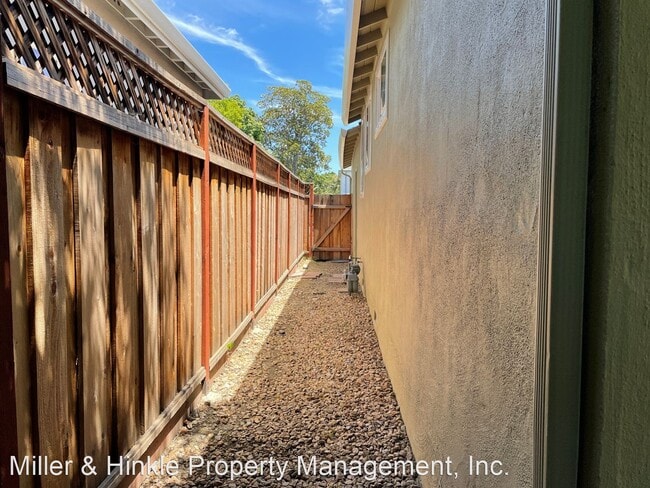 Building Photo - 3 br, 1 bath House - 517 N Baywood Ave