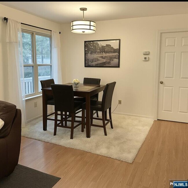 Foto del edificio - 28 Cliff Dr