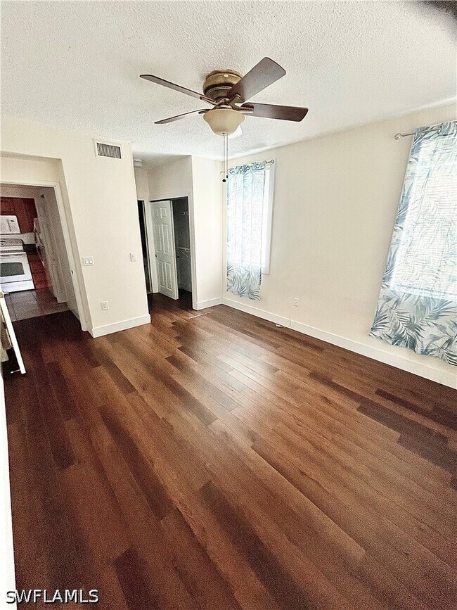 Foto del edificio - 1115 Reserve Ct