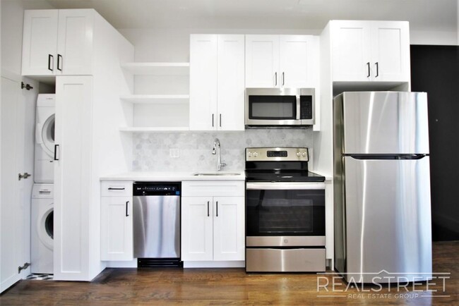 Foto del edificio - Stunning Brand New 2 BED with W/D in unit!