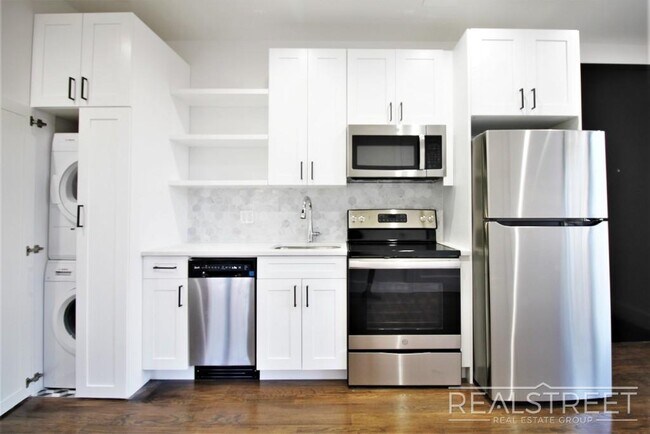 Foto del edificio - Stunning Brand New 2 BED with W/D in unit!