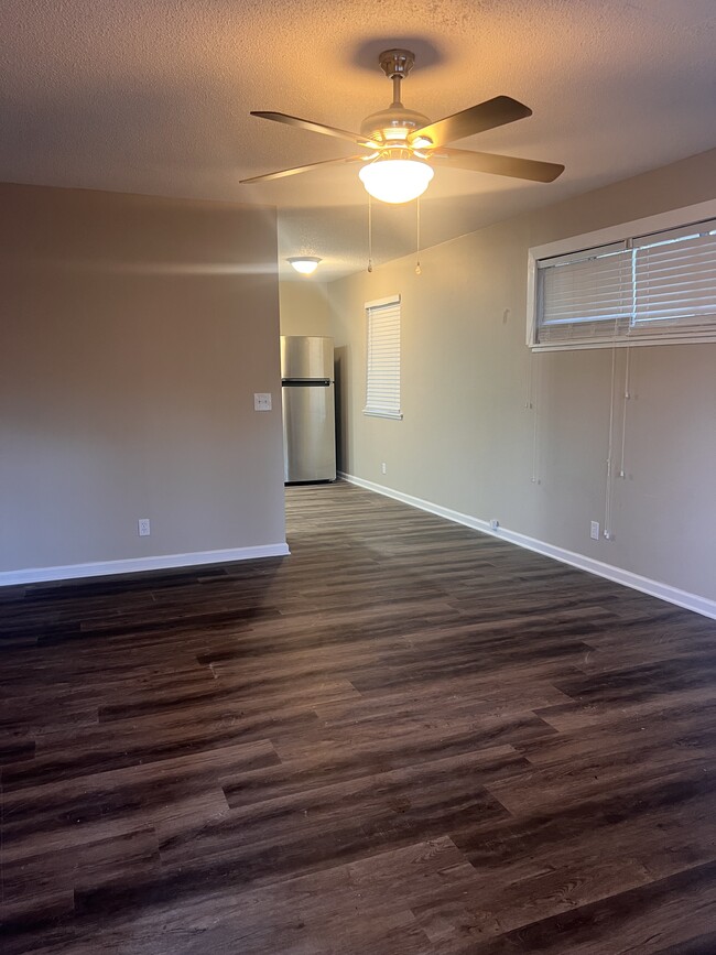 Sala de estar convertida en pequeño comedor. - 715 Reynolds St