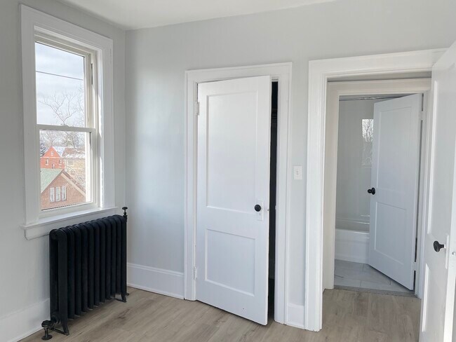 Photo du bâtiment - 74 Hanna St W