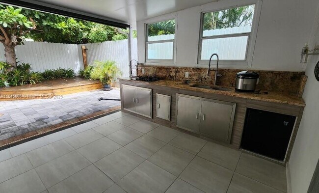 Foto del edificio - 625 Royal Palm Dr
