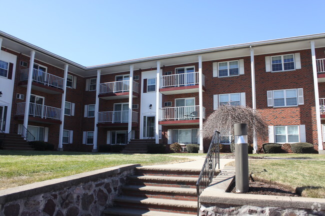 Building Photo - Brattle Drive Apartments