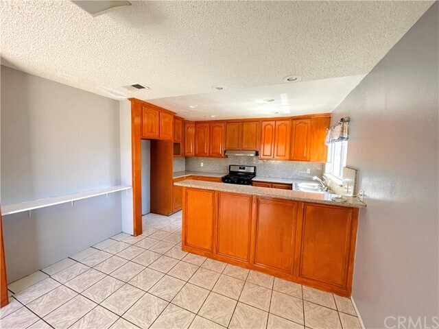 Foto del edificio - 16121 Barbee St