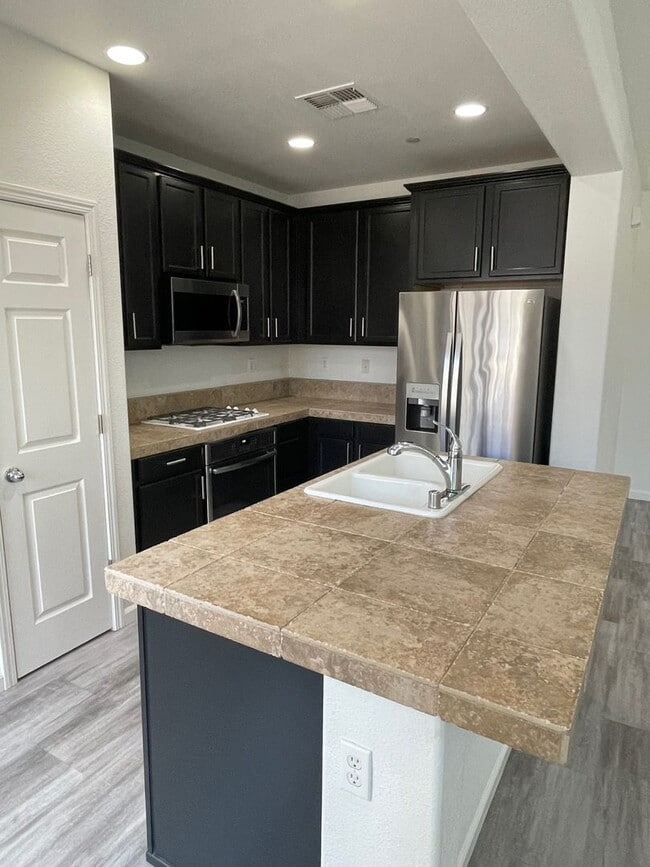Building Photo - Move-In Ready Damonte Ranch Townhome