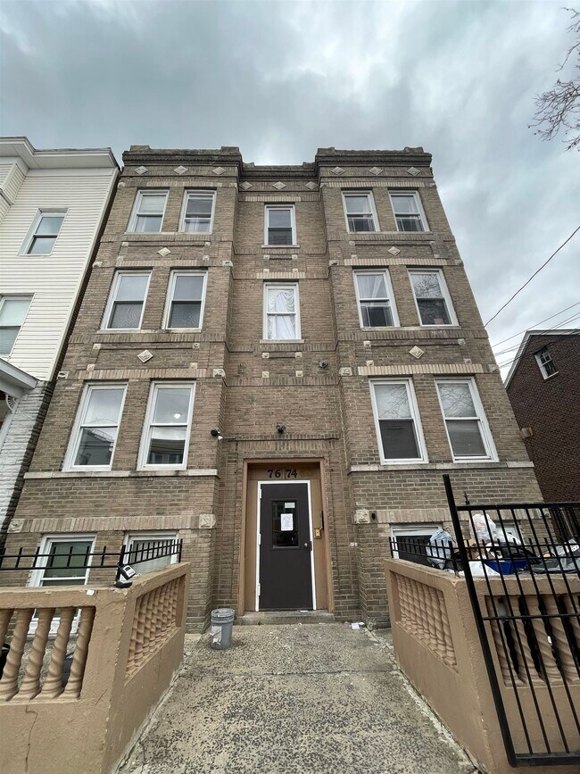 Building Photo - 74 Clerk St