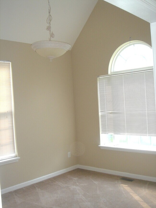 Building Photo - Student friendly! Large 5 BR, near WB and ...