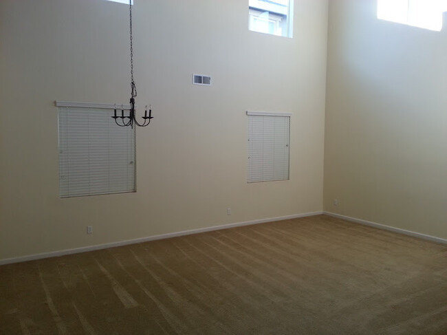 Building Photo - Free Rent for the rest of July Beautiful h...