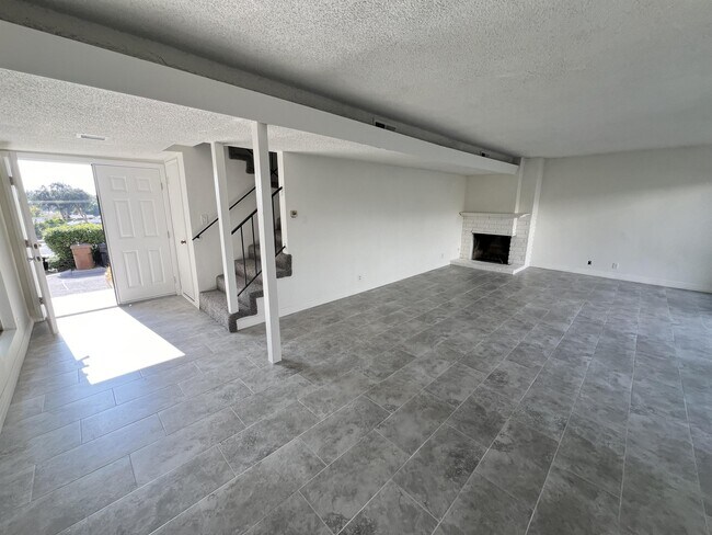 Building Photo - 1851 W Malvern Ave