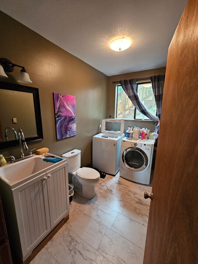 Building Photo - Beautiful 3 bedroom family home in a nice,...