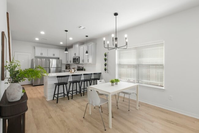 Building Photo - 228 Richards St