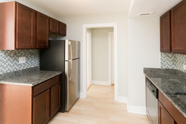 Building Photo - 429 W Wellington Ave