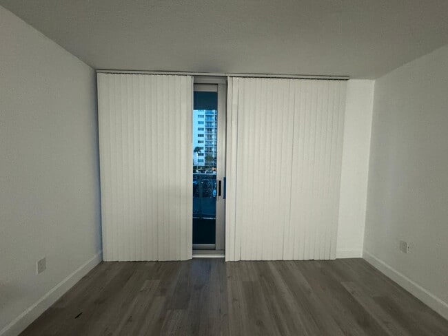 Foto del edificio - 7501 E Treasure Dr