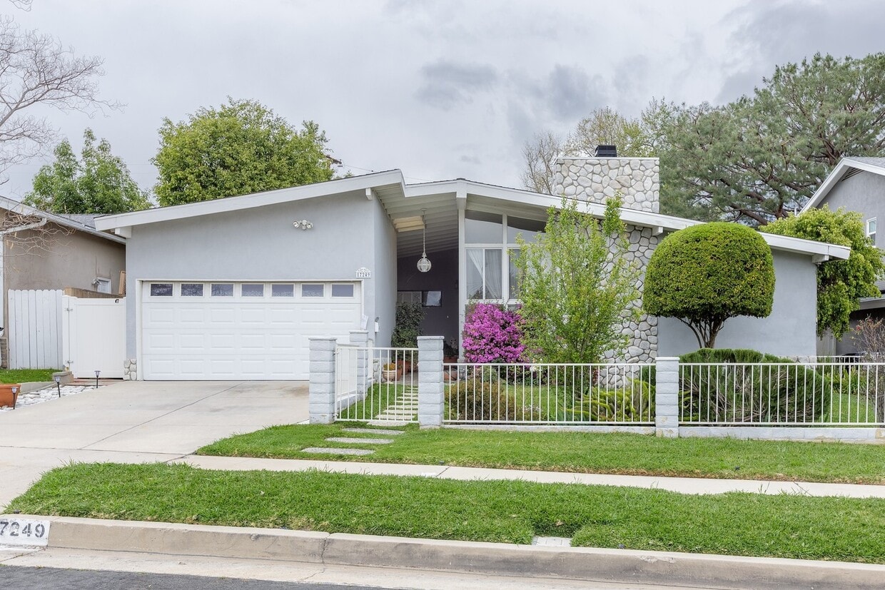 Foto principal - Spacious 3BR / 2BA Single-Story Pool Home in Granada Hills