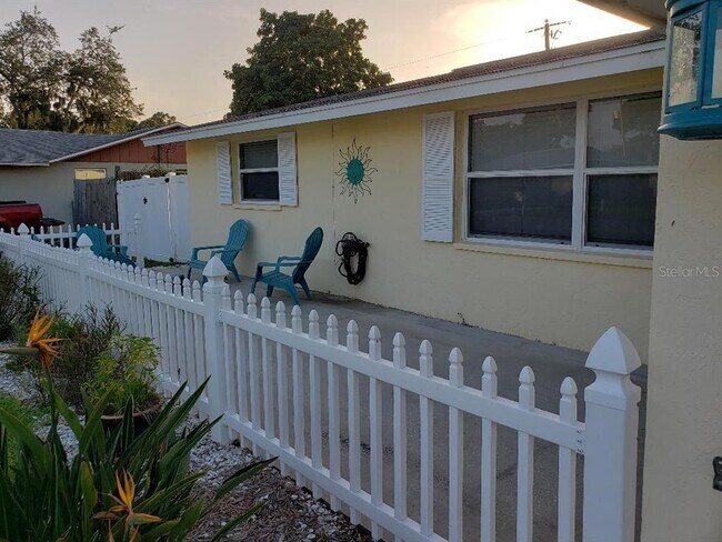 Building Photo - 1190 Leeward Rd