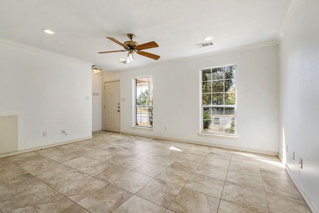 Building Photo - Available August 2026!  3 Bedroom 3 Bathroom Duplex with Yard Close to Campus/Bus Route!