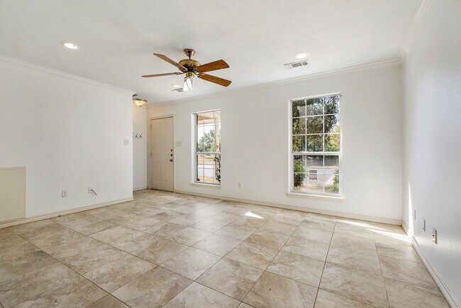 Foto del edificio - Available August 2026!  3 Bedroom 3 Bathroom Duplex with Yard Close to Campus/Bus Route!