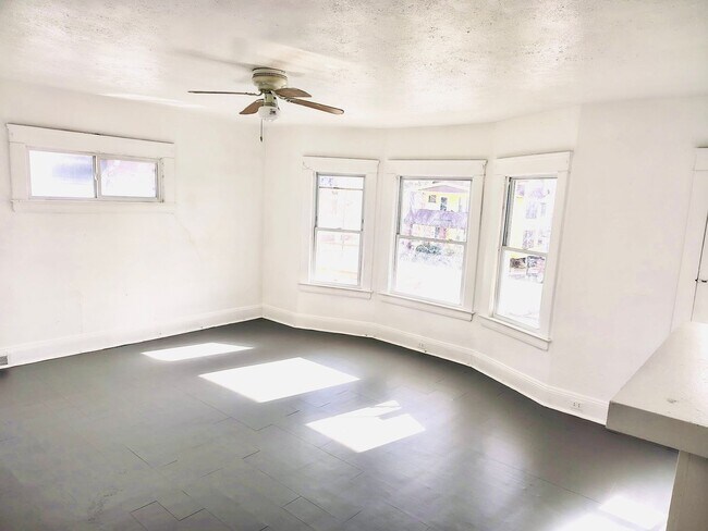 Building Photo - Spacious 2Bed, 1 Bath Home in Cleveland Ohio!