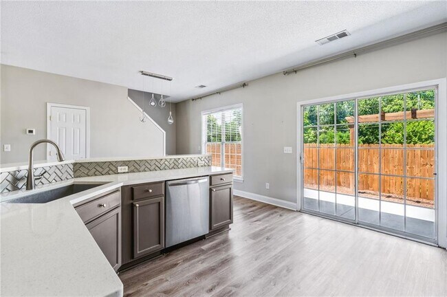 Foto del edificio - 1681 Heyford Cir NW