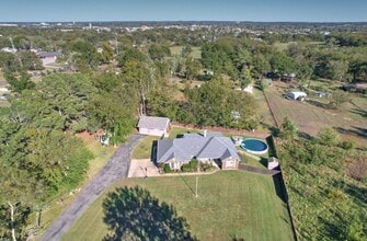 Building Photo - 710 Christmas Ln