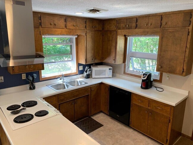 Building Photo - APPLICATION PENDING -- Stunning 4 bedroom ...