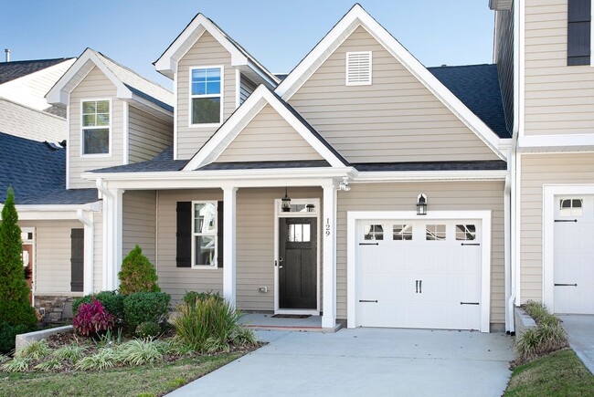 Available mid-July - Adorable 3 Bed 2.5 Ba In Great Location! First Floor Master! - Available mid-July - Adorable 3 Bed 2.5 Ba In Great Location! First Floor Master! House