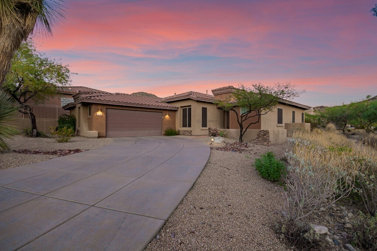 Primary Photo - Elegant 3-Bedroom Retreat with Gourmet Kit...