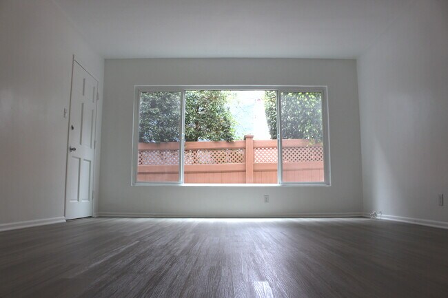 Building Photo - 447 S Palm Dr