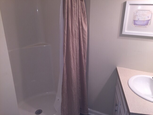 Foto del edificio - Beautiful 1 Bedroom 1 Bathroom Efficiency ...