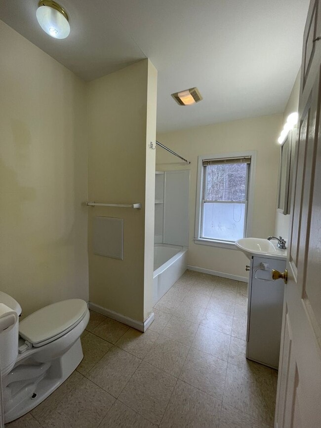 Building Photo - 66 Meadow St