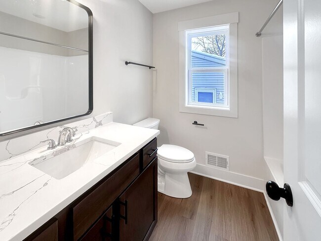 Foto del edificio - 858 Houseman Ave NE