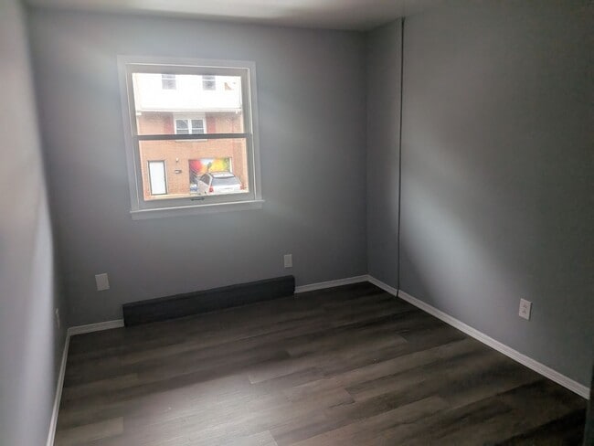 Building Photo - Townhouse