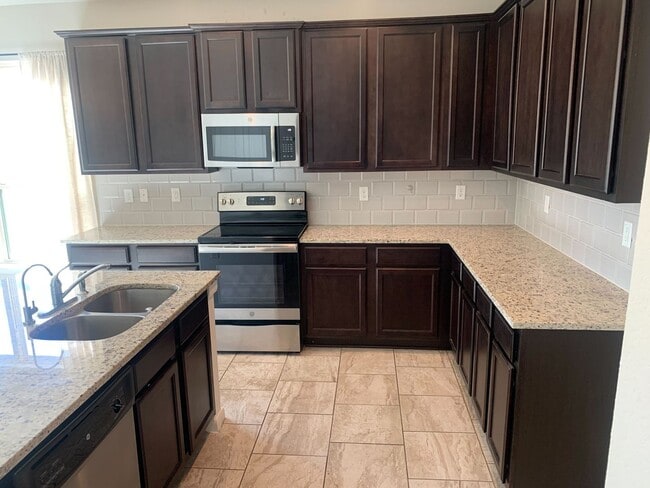 Foto del edificio - *COMING SOON* Comfort & Convenience – 2-Story Home with Fenced Backyard!