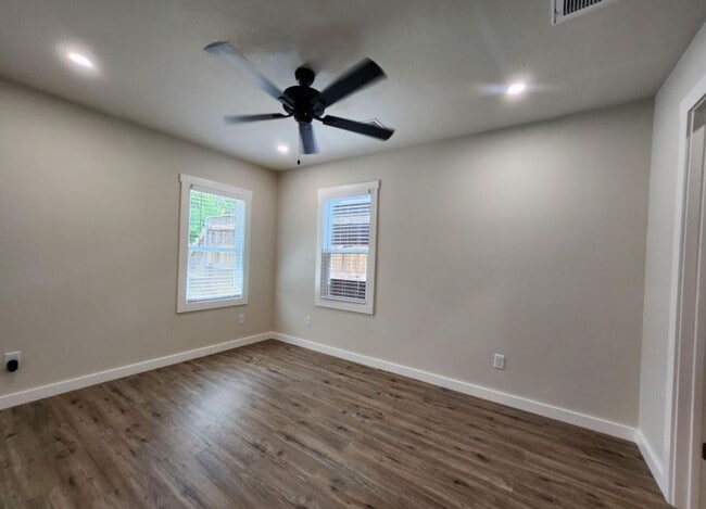 Building Photo - FOR LEASE!!