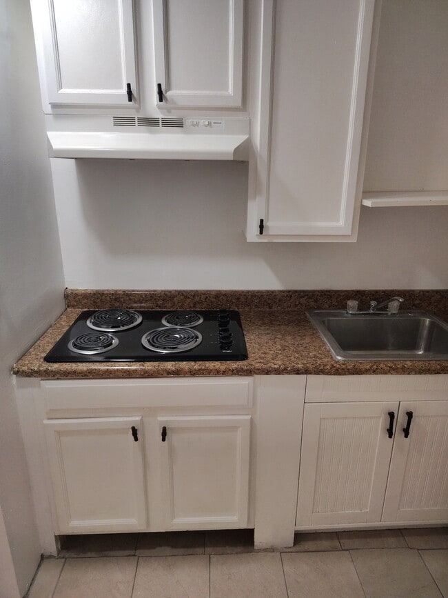 Electric cooktop - 5613 Wyalusing Ave