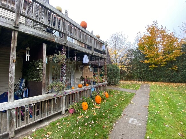 Interior Photo - Canal Town Commons