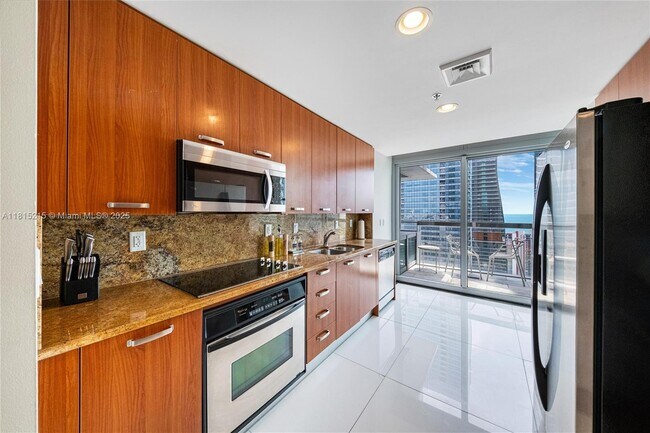 Building Photo - 1395 Brickell Ave