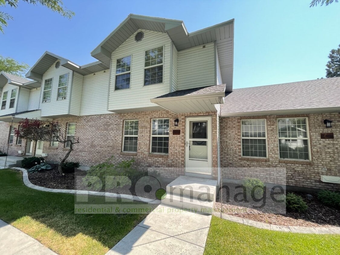Primary Photo - 3 Bed / 2.5 Bath Town Home w/ 2 Car Garage...
