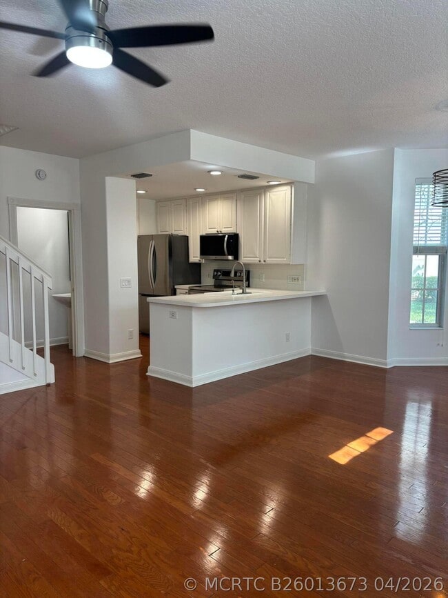 Foto del edificio - 140 Day Lily Dr
