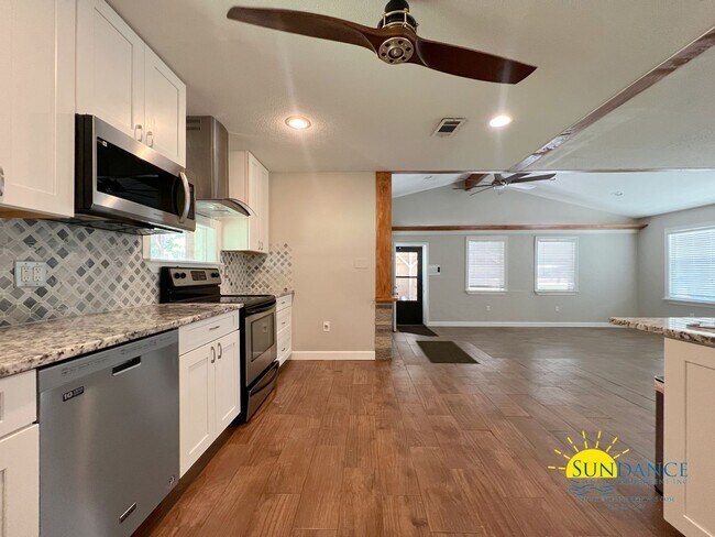 Foto del edificio - Beautiful 3 bedroom home that is centrally...