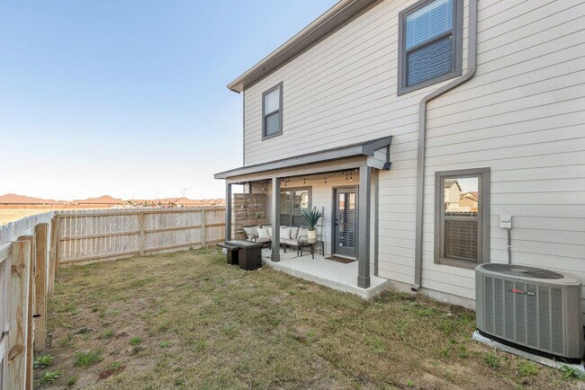 Building Photo - Stunning 4 Bedroom, 4.5 Bath Townhome in C...
