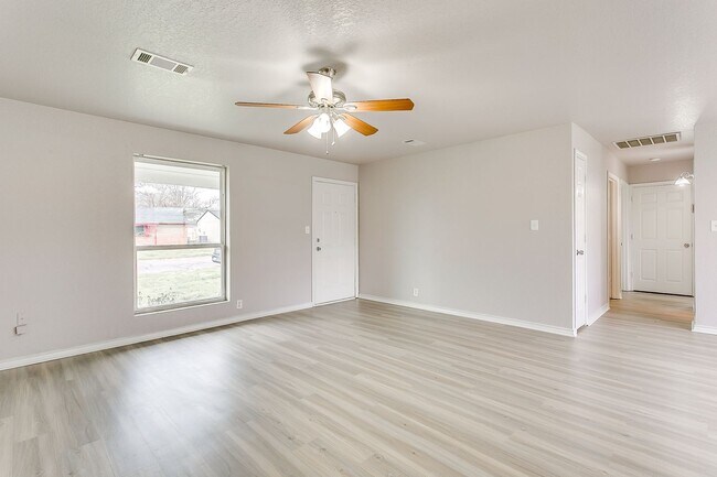 Building Photo - CHARMING HOME