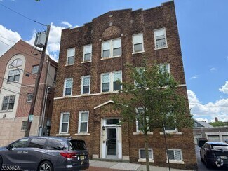 Building Photo - 67 Bay St