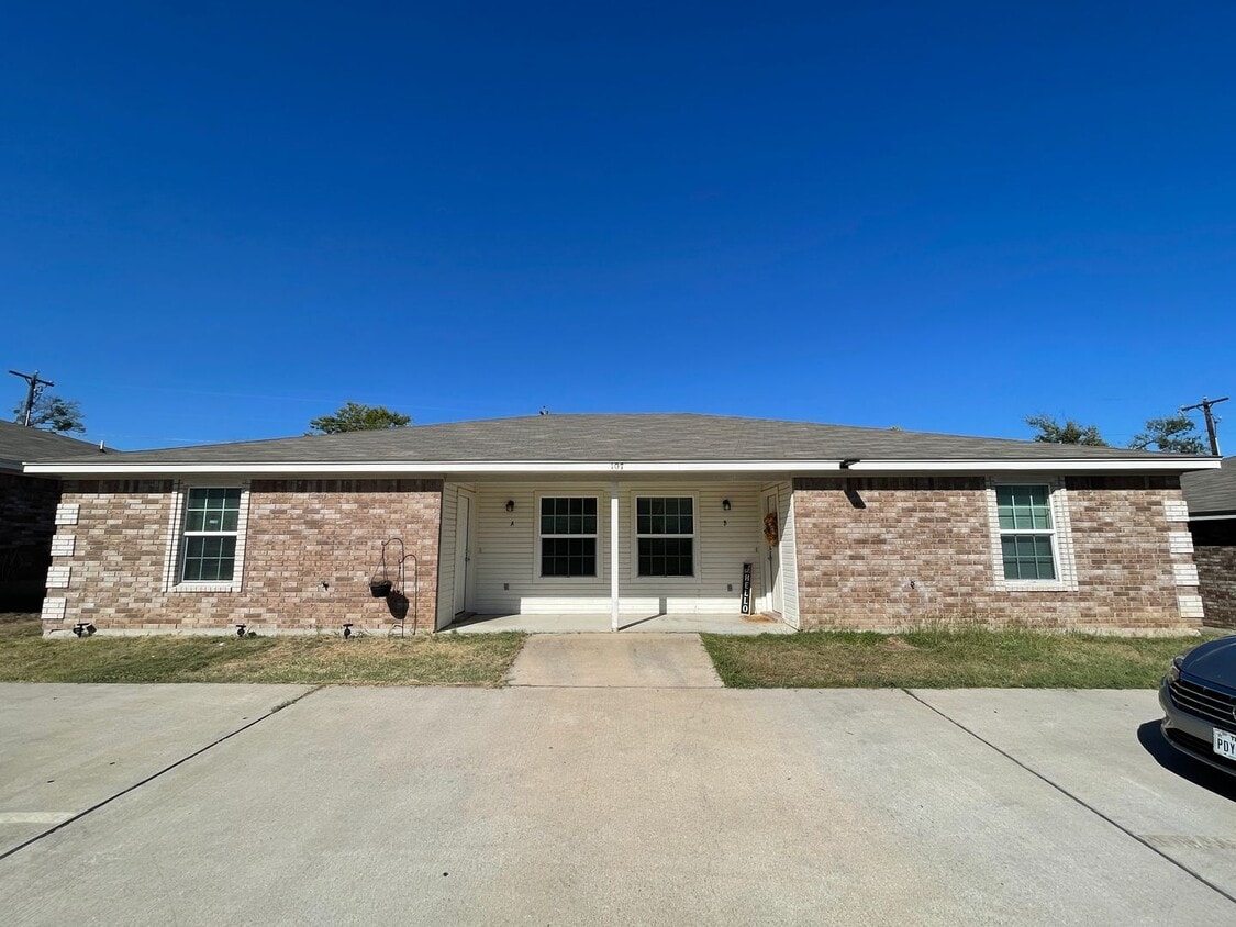 Primary Photo - 107 Kings Ct