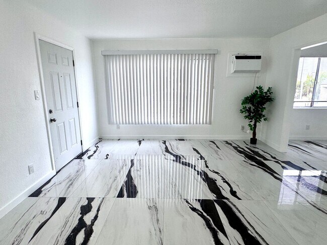 Foto del edificio - 1630 W 104th St