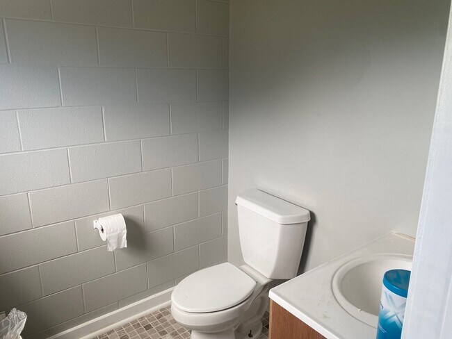 Foto del edificio - Burlington Two Bedroom with Large 2 Bay Shop